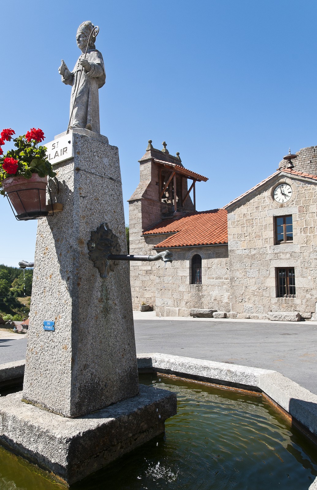 Fontaine et église