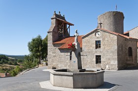 Fontaine et église