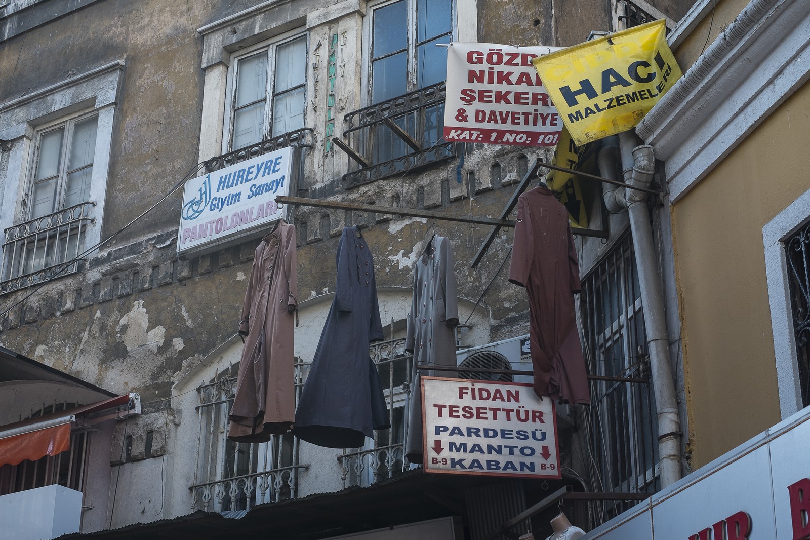 Les manteaux suspendus