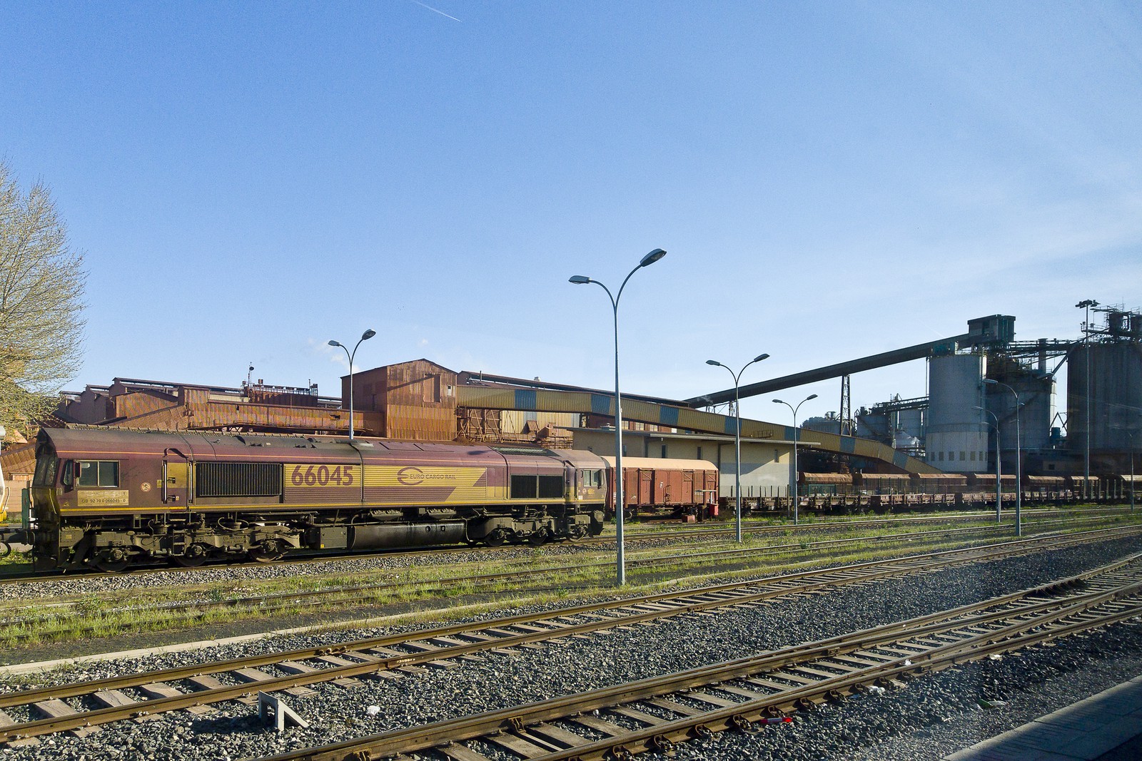 Voies ferrées et usine