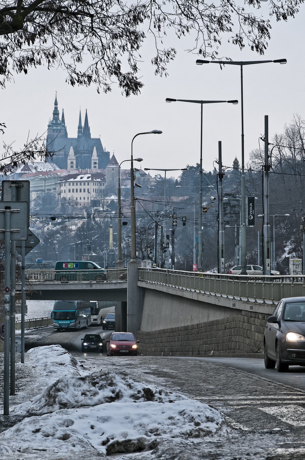 Prague, la cathédrale Saint-Guy et le pont routier