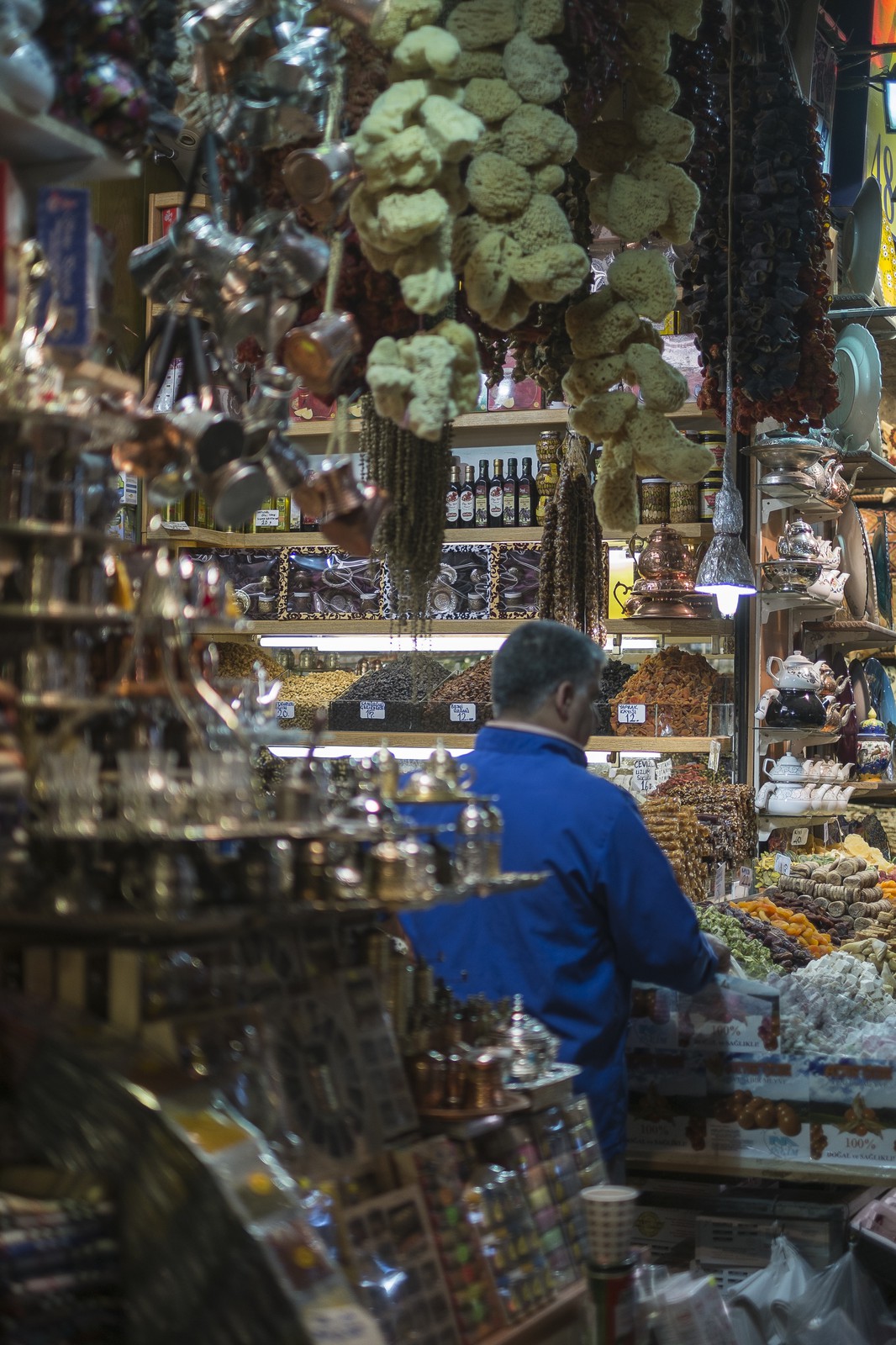 Le vendeur dans sa boutique