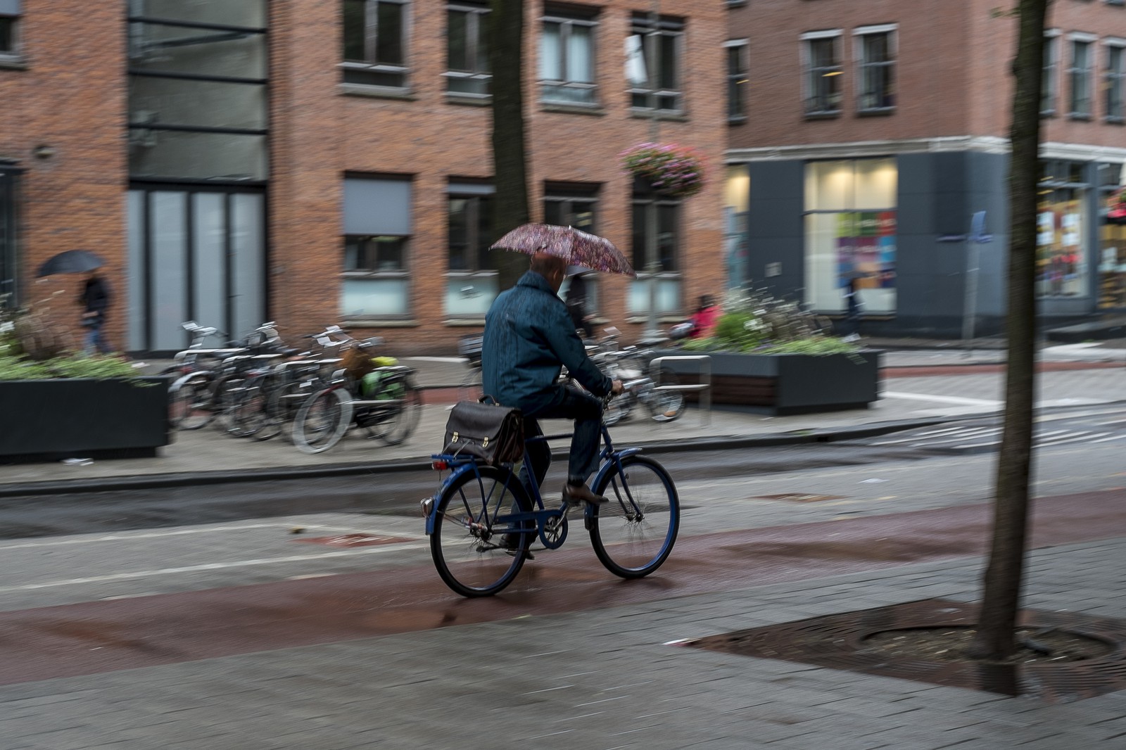 Cycliste sous la pluie